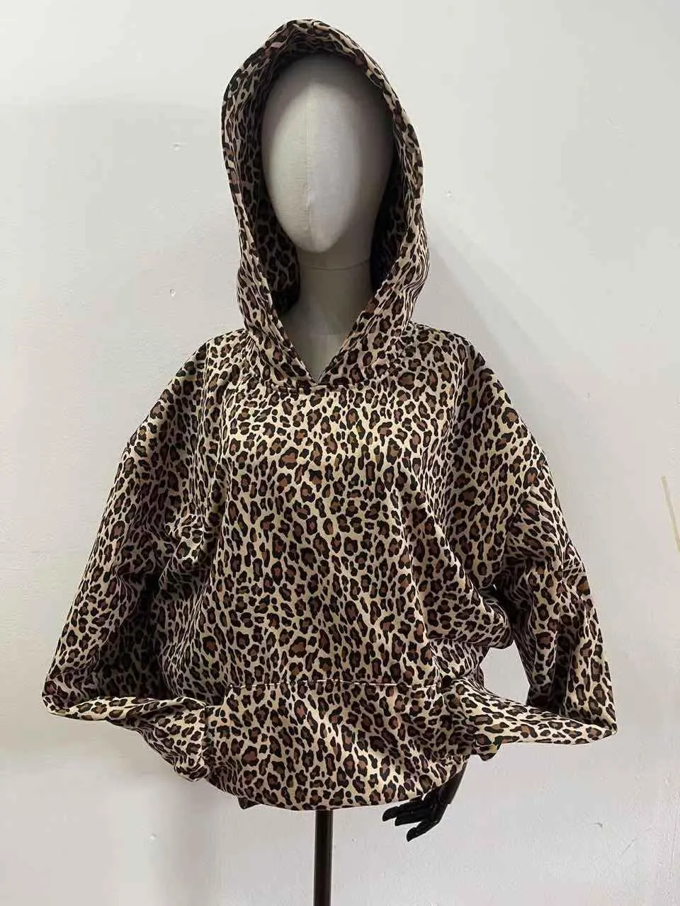 Vhitler Oversized Leopard Print Hoodie Cheetah Print Streetwear 2000s Pullover Sweatshirt Hooded Y2k Graphic Hoodies